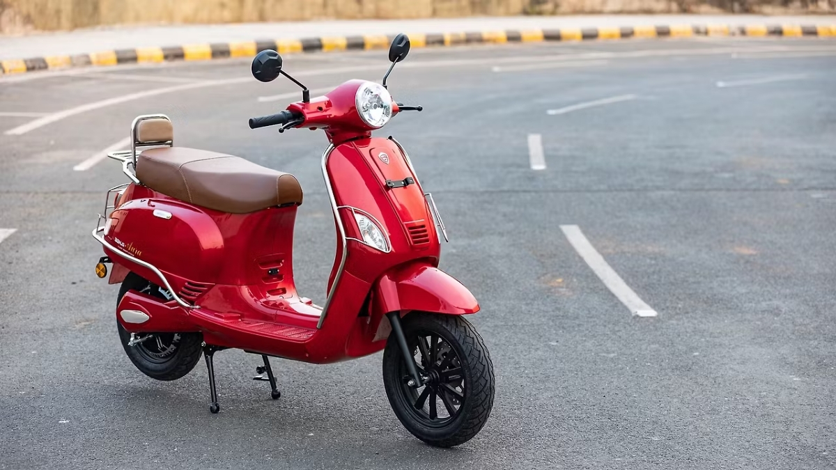 Benling Aura: सिर्फ 90,000 में पाएं 60kmph स्पीड और 6 घंटे की चार्जिंग बैकअप वाला स्मार्ट स्कूटर