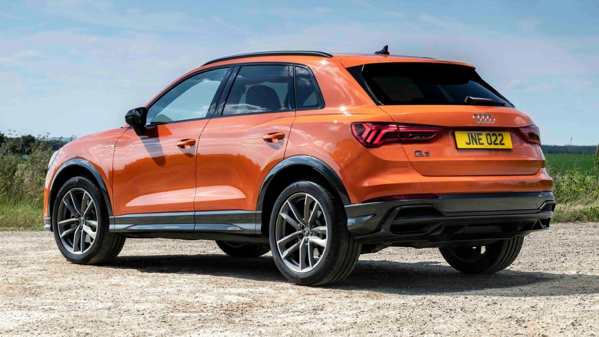 Audi Q3: की शुरुआत 46.27 लाख से, 1984cc इंजन, 320Nm टॉर्क और लग्ज़री फीचर्स के साथ