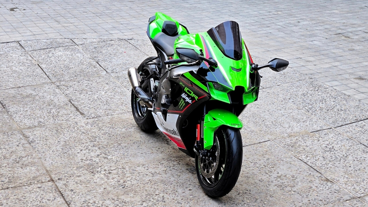 Kawasaki Ninja ZX-10R: 16.80 लाख में लॉन्च 200+ bhp ताकत और 299 किमी/घंटा रफ्तार का तूफान