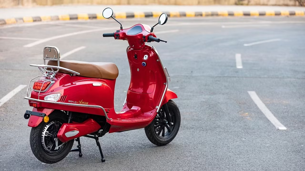 Benling Aura: सिर्फ 90,000 में पाएं 60kmph स्पीड और 6 घंटे की चार्जिंग बैकअप वाला स्मार्ट स्कूटर